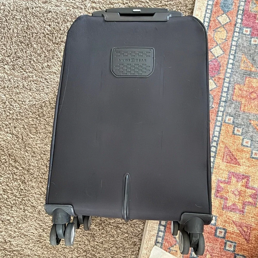 SwissGear SA6305 Black Softside Carry On Spinner Luggage 4 Wheel Suitcase